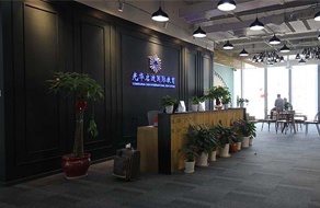 將裝飾色彩與傳統(tǒng)辦公設計相結合的室內照明。